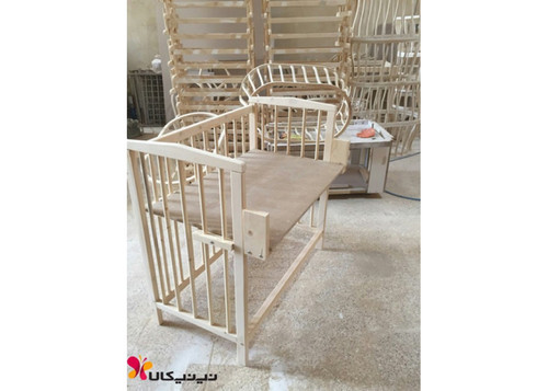 تخت کنار مادر